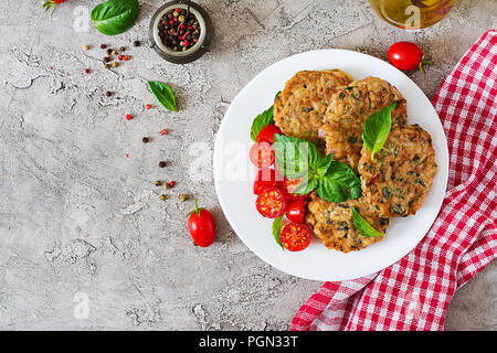 Burgers végétaliens épicé avec du riz, des pois chiches et des herbes. Tomate et basilic salade. La nourriture végétarienne. Vue d'en haut. Mise à plat Banque D'Images