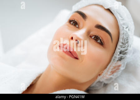 Belle femme joyeuse en attente d'une procédure de beauté Banque D'Images
