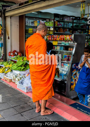 Le moine bouddhiste recevant l'aumône et de donner une bénédiction Bangkok Thaïlande Banque D'Images