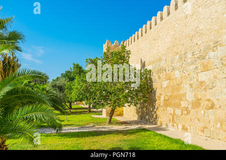 L'ancienne médina de Sousse est entouré par un rempart avec superbe jardin verdoyant à côté, la Tunisie. Banque D'Images