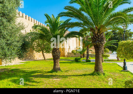 La verdure à l'enceinte de la ville est la principale zone de parc de l'ancienne Médina, Sousse, Tunisie. Banque D'Images