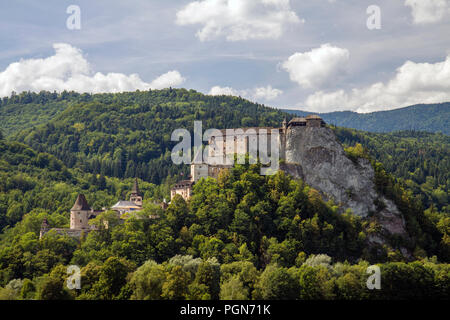 Immense château sur le rocher, Orava, la Slovaquie. Banque D'Images