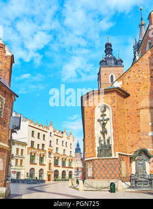 Cracovie, Pologne - 11 juin 2018 : de belles sculptures en bronze sur la cathédrale St Mary décorent les murs de la place Mariacki Plac étroit, le 11 juin à Krako Banque D'Images