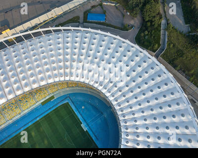 Kiev, UKRAINE - le 19 juillet 2018. Vue panoramique à partir de la construction de drones, toit du stade de football vert, tribuns du complexe sportif National Olympique. Banque D'Images