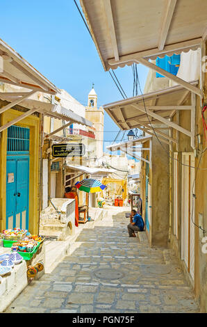 SOUSSE, TUNISIE - 28 août 2015 : la descente étroite ruelle de Souk El Cald - le marché touristique authentique en Médina avec de nombreux stands et magasins, Banque D'Images