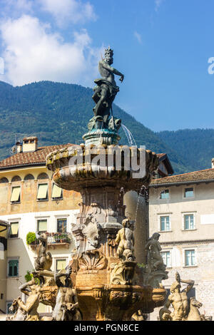 Fontaine de Neptune sur la Piazza Duomo à Trento, Italie Banque D'Images