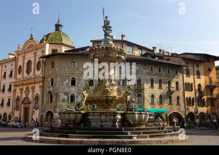 Fontaine de Neptune sur la Piazza Duomo à Trento, Italie Banque D'Images