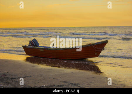 bateau sur la plage Banque D'Images