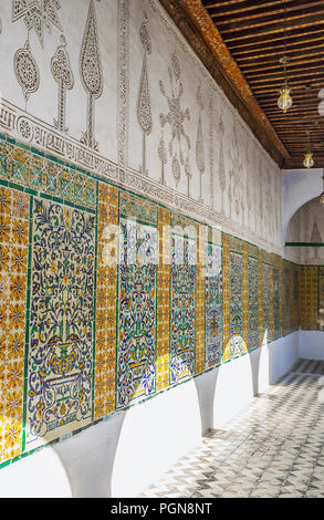 KAIROUAN, TUNISIE - 30 août 2015 : Le corridor panoramique de Sidi Sahab, mosquée (Mosquée du barbier) avec du stuc sculpté traceries et masterpiece p Islamique Banque D'Images