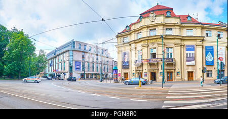 Cracovie, Pologne - 11 juin 2018 : vue panoramique sur la façade de l'Orchestre philharmonique de Cracovie et le Radisson Blu Hotel sur l'arrière-plan, le 11 juin à Cracovie. Banque D'Images