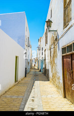 Les maisons le long de la ruelle de Médina avec murs en blanc blanc traditionnel, qui servent aussi de l'fencies, masquant les chantiers intérieurs, Kairou Banque D'Images