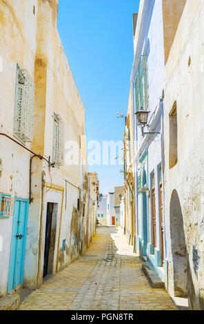 La promenade quotidienne dans la vieille Médina - l'un des principaux sites touristiques de la ville, préservé fine des parois inclinées les maisons d'habitation médiévale de prendre la rue courbe, Banque D'Images