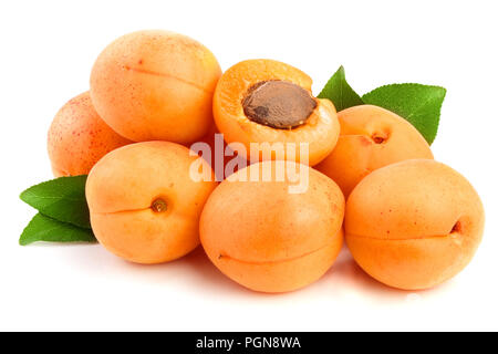 Fruits à l'abricot avec des feuilles isolées sur fond blanc macro Banque D'Images