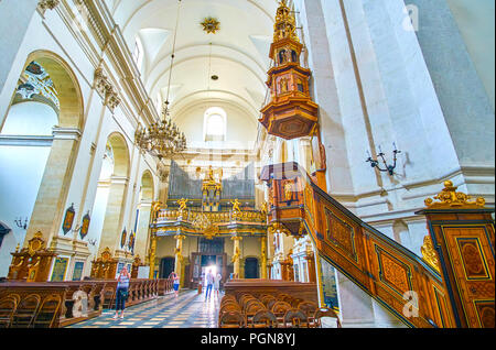 Cracovie, Pologne - 11 juin 2018 : Belle nef de l'église St Pierre et Paul avec la chaire en bois sculpté domine plus de sièges, le 11 juin à Cracovie. Banque D'Images