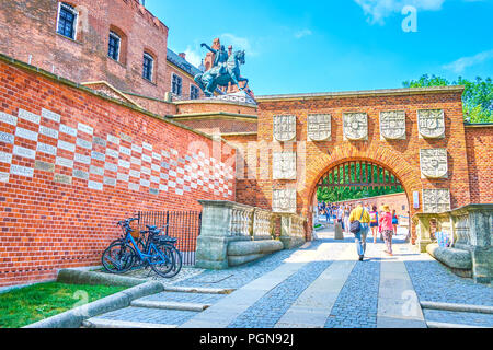 Cracovie, Pologne - 11 juin 2018 : Armoiries de Wawel Gates sont les principales portes d'entrée pour le château et la statue équestre du héros national de Polan Banque D'Images