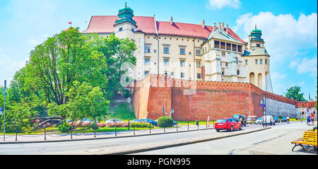 Cracovie, Pologne - 11 juin 2018 : vue panoramique sur le château de Wawel Royal Castle abore avec les remparts au premier plan, le 11 juin à Cracovie. Banque D'Images