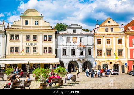 La place principale de la ville de Český Krumlov est entouré par de nombreux bâtiments colorés ce qui en fait un quartier pittoresque de la ville. République tchèque. Banque D'Images