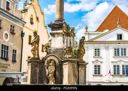 La place principale de la ville de Český Krumlov est entouré par de nombreux bâtiments colorés ce qui en fait un quartier pittoresque de la ville. République tchèque. Banque D'Images