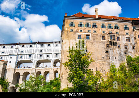 Český Krumlov est une ville dans la région de Bohême du sud de la République tchèque. Son centre historique, centré autour de l'ensemble du château de Český Krumlov. Banque D'Images