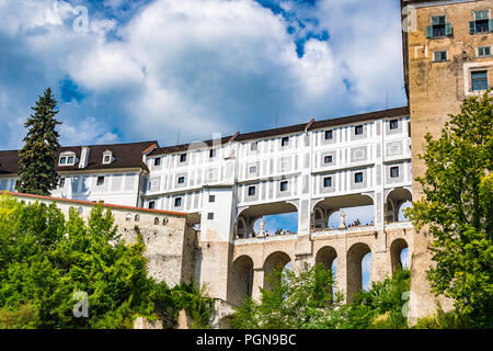 Český Krumlov est une ville dans la région de Bohême du sud de la République tchèque. Son centre historique, centré autour de l'ensemble du château de Český Krumlov. Banque D'Images