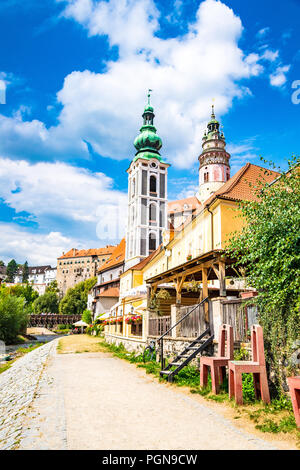 Český Krumlov est une ville dans la région de Bohême du sud de la République tchèque. Son centre historique, centré autour de l'ensemble du château de Český Krumlov. Banque D'Images