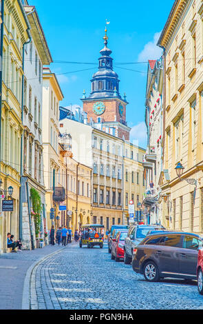 Cracovie, Pologne - 21 juin 2018 : Le paysage de la vieille Cracovie avec une haute tour de l'Hôtel de ville médiévale sur l'arrière-plan, le 21 juin à Cracovie. Banque D'Images