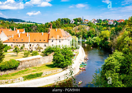 Le Valta River traverse la ville centre de la belle Český Krumlov en République tchèque. Banque D'Images