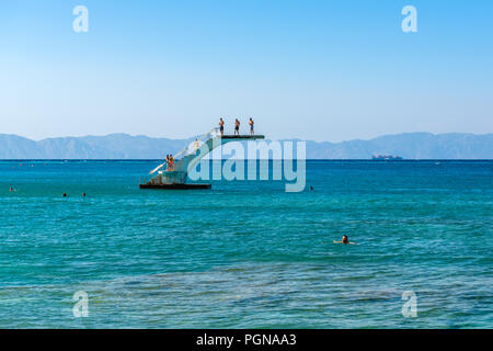 RHODES, GRÈCE - 13 mai 2018 : les jeunes sur une plate-forme de plongée en mer. Plage Elli, la plage principale de la ville de Rhodes. Grèce Banque D'Images