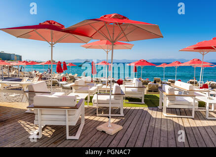 RHODES, GRÈCE - 13 mai 2018 : Des chaises longues avec parasols sur la plage de Ellie dans la ville de Rhodes. Grèce Banque D'Images