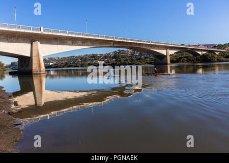 Deux rameurs canoë matin la pratique jusqu'à transparence dans les eaux de la rivière paysage pont Banque D'Images