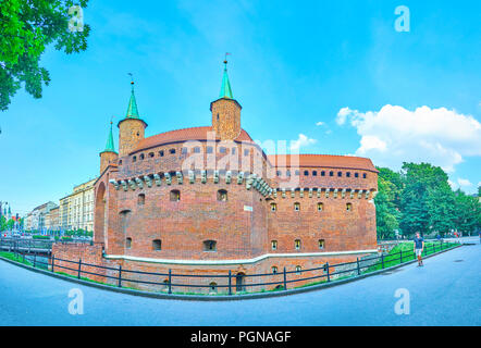 Cracovie, Pologne - 11 juin 2018 : vue panoramique sur la cité médiévale, le Barbakan structure défensive importante hors des murs de la ville, le 11 juin à Cracovie Banque D'Images