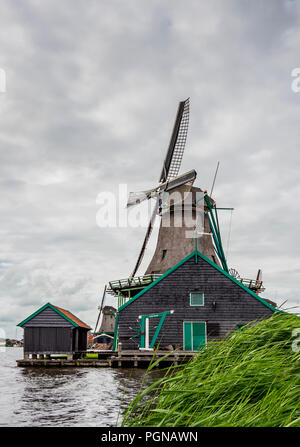 Les moulins à vent de Zaanse Schans, Zaandam, Hollande du Nord, Pays-Bas Banque D'Images