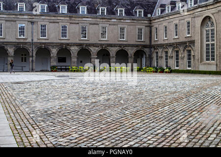 La cour pavée de pierres dans l'Hôpital Royal de Kilmainham, Dublin, Irlande. Construit en 1684 le complexe abrite également le Musée irlandais d'Art. Banque D'Images