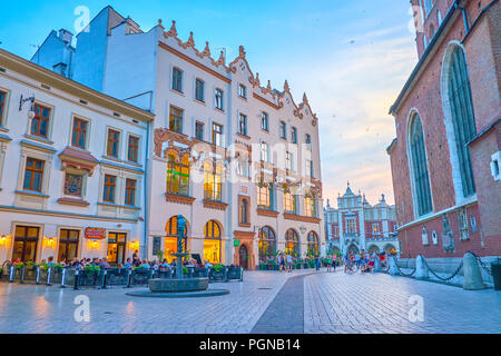 Cracovie, Pologne - 11 juin 2018 : Beaux crépuscules sur la vieille Cracovie est edificesand restaurants plein de touristes, le 11 juin à Cracovie. Banque D'Images