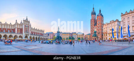 Cracovie, Pologne - 11 juin 2018 : magnifique ensemble de la place principale du marché, avec ses monuments médiévaux durind crépuscules, le 11 juin à Cracovie. Banque D'Images