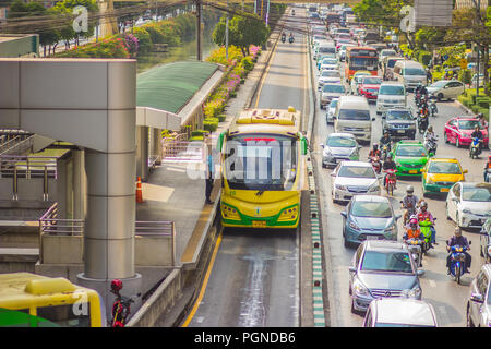 Bangkok, Thaïlande - 21 Février, 2017 Bangkok : Vue de la BRT, bus rapid transit system à Bangkok,Thaïlande. Les bus circulent sur des voies réservées aux autobus dans Banque D'Images