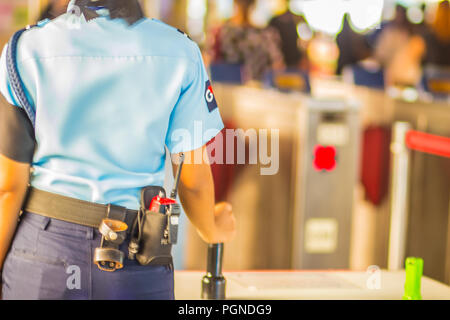 Bangkok, Thaïlande - 22 Février, 2017 : agent de sécurité est la protection de la sécurité par l'inspection bagages des passagers avant que l'accès au BTS platf Banque D'Images