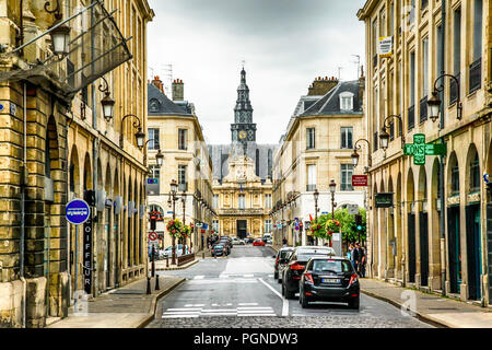 Une vue sur la rue à Reims, la France à l'égard de l'ancien hôtel de ville, maintenant l'Hôtel de ville Banque D'Images