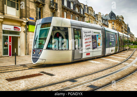 Les tramways modernes dans le centre de Reims, France Banque D'Images