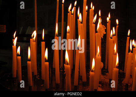Souvenirs de maintien de bougies à l'intérieur de la cathédrale Notre-Dame de Reims, à Reims, France Banque D'Images