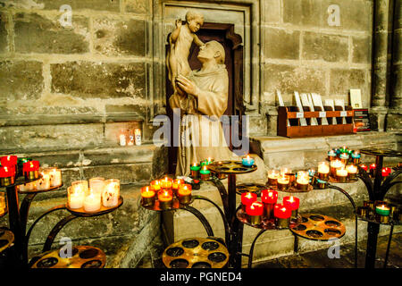 Garder les bougies souvenirs à l'intérieur de la cathédrale de Reims, France Banque D'Images