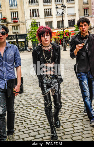 Trois adolescents dans Goth et punk style vu à Reims, France Banque D'Images