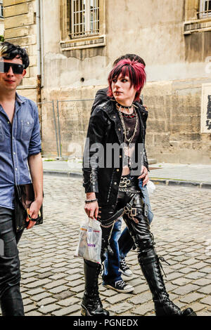 Trois adolescents dans Goth et punk style et la mode vus à pied dans le centre-ville de Reims, France Banque D'Images