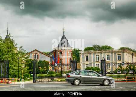 Les portes de la de style élisabéthain champagne Vranken-Pommery estate, offrant des visites de caves et dégustations à Reims, France Banque D'Images