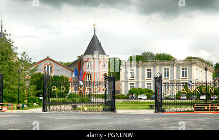 Les portes de la de style élisabéthain champagne Vranken-Pommery estate, offrant des visites de caves et dégustations à Reims, France Banque D'Images