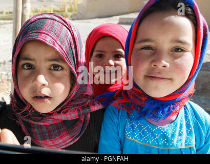 Les enfants berbères dans les montagnes du Haut Atlas, Drâa-Tafilalet province, Maroc Banque D'Images