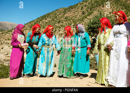 La danse des femmes en robes colorées, célébration de mariage berbère dans les montagnes du Haut Atlas, Drâa-Tafilalet province, Maroc Banque D'Images