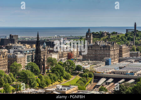 Edimbourg, Ecosse, ROYAUME UNI - 14 juin 2012 : large vue du dessus du château de la mer du Nord vers l'inlet avec Scott Monument, Balmoral et monuments Tour sur CAL Banque D'Images