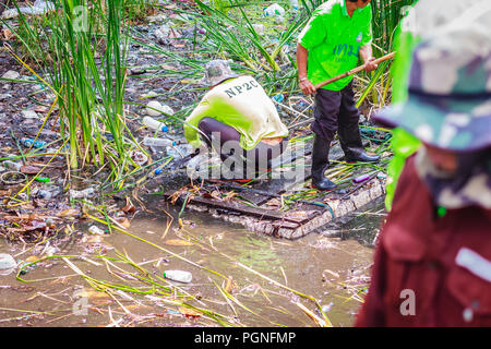 Bangkok, Thaïlande - 22 Février, 2017 Bangkok : le personnel municipal sur les travaux de dragage du canal de vider la corbeille de la végétation pour vider rapidement. Les dragueurs, les fossés, nous Banque D'Images
