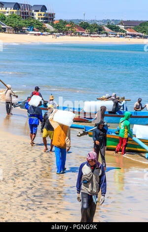 Bali, Indonésie - 30 mai 2017 : Les hommes de la glace sur le chargement d'un bateau de pêche. La glace est utilisée pour garder les attraper froid. Banque D'Images